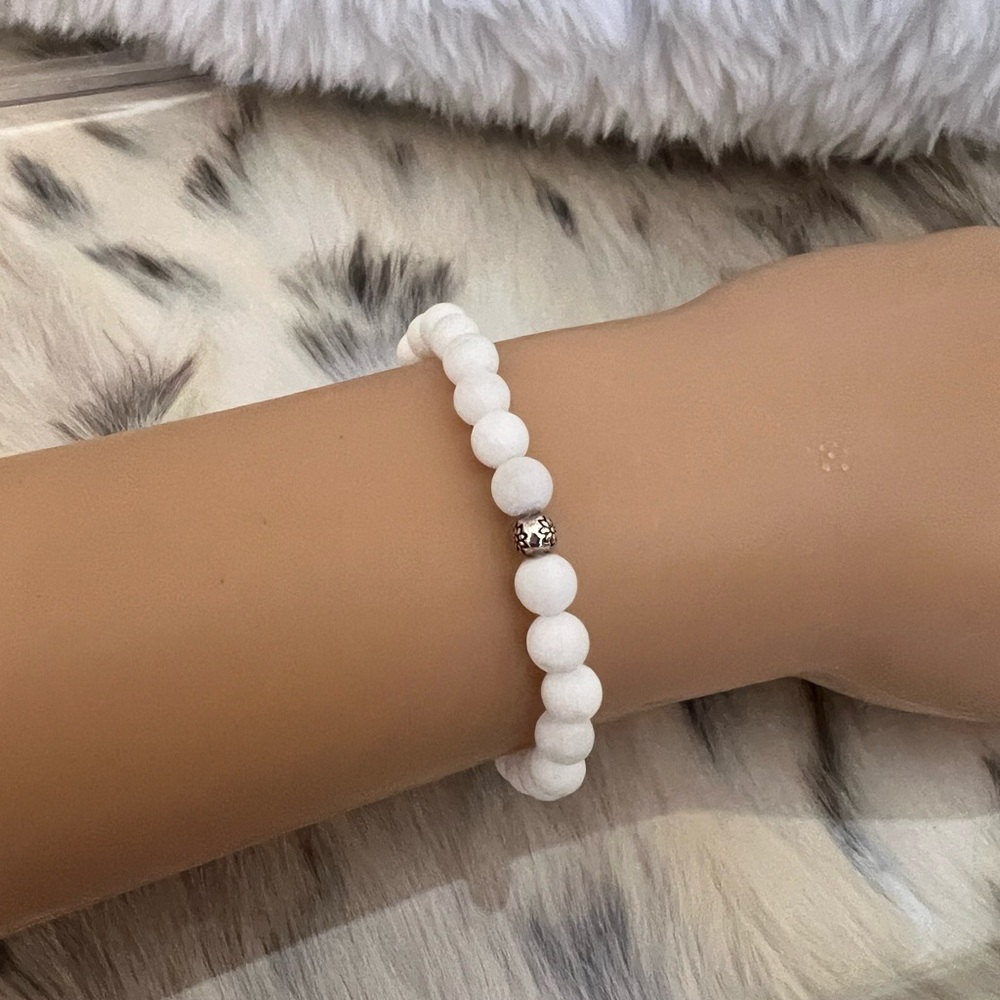 White gemstone stretch bracelet